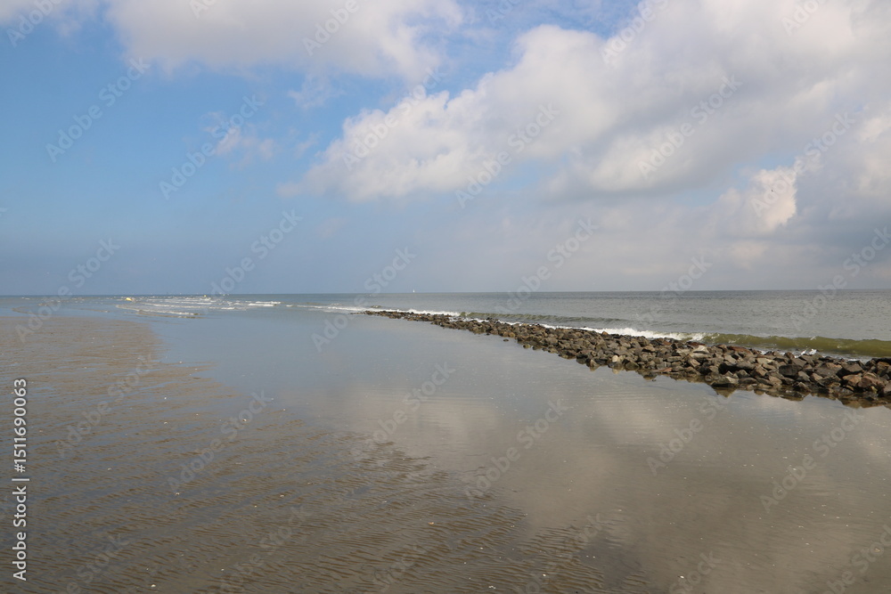 Idylle im niedersächsischen Wattenmeer der Nordsee in Cuxhaven mit Blick auf den Leitdamm an der Elbmündung in Cuxhaven bei Flut mit auflaufendem Wasser Idylle im niedersächsischen Wattenmeer der Nordsee in Cuxhaven mit Blick auf den Leitdamm an der Elbmündung in Cuxhaven bei Flut mit auflaufendem Wasser