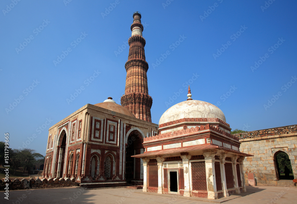 Obraz premium Qutub Minar, Alai Darwaza and the tomb of imam Zamin, New Delhi, India