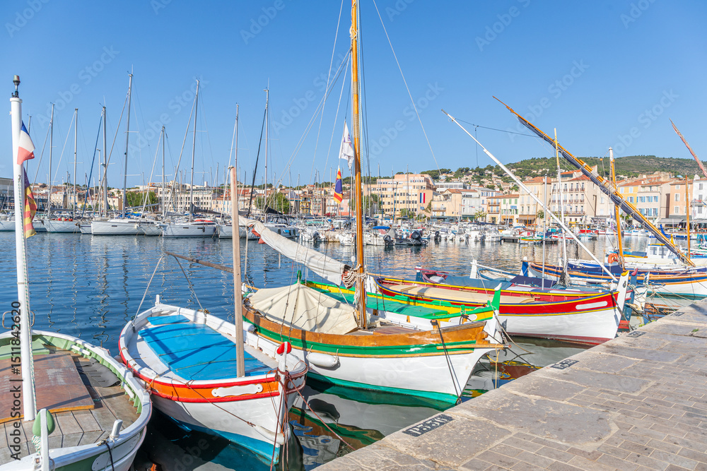 Fototapeta premium Matin lumineux sur le port de La Ciotat et ses bateaux, dans les Bouches-du-Rhône, France