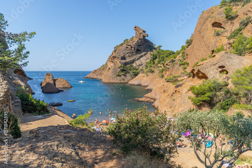 Calanque de Figuerolles, joyau sauvage et coloré de La Ciotat, dans les Bouches-du-Rhône, France