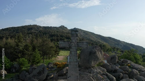 Peña de la Cruz is a large hill dotted with large granite boulders of surprising size and shape. It can be reached by a path that starts from Llano Alto and skirts Mount Peladillo, or by the road that