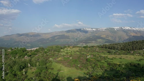 Peña de la Cruz is a large hill dotted with large granite boulders of surprising size and shape. It can be reached by a path that starts from Llano Alto and skirts Mount Peladillo, or by the road that