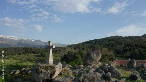 Peña de la Cruz is a large hill dotted with large granite boulders of surprising size and shape. It can be reached by a path that starts from Llano Alto and skirts Mount Peladillo, or by the road that