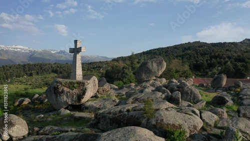 Peña de la Cruz is a large hill dotted with large granite boulders of surprising size and shape. It can be reached by a path that starts from Llano Alto and skirts Mount Peladillo, or by the road that
