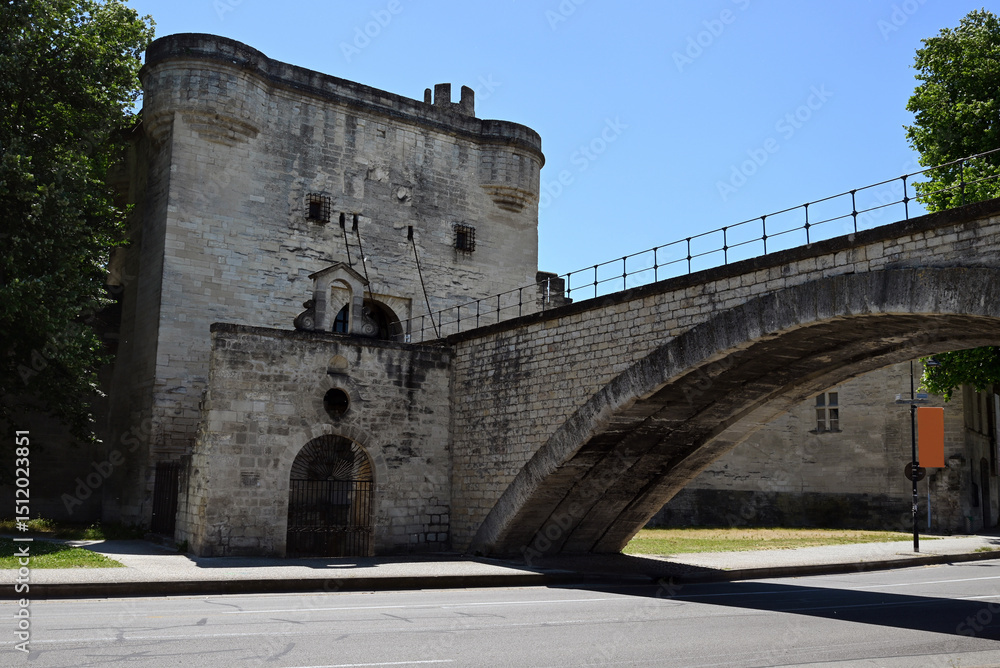 Obraz premium Porte d'accès des remparts de la ville au pont d'Avignon