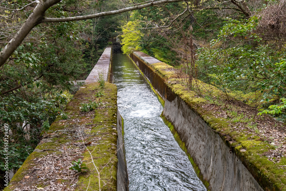 Obraz premium Water flowing over ancient aqueduct (Suirokaku) near the Nanzenji Temple, Kyoto, Japan built in the style of the Romans contstructed in Meiji Era with water transported from Lake Biwa to Kyoto