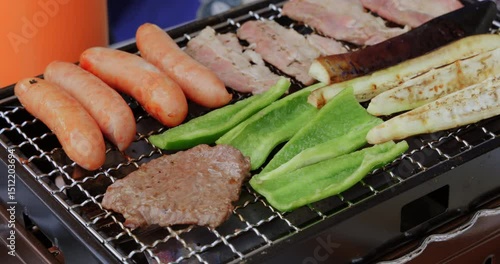 焼肉専用カセットコンロで調理するバーベキュー