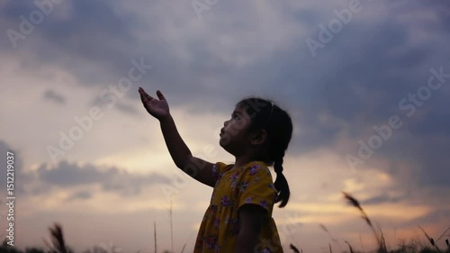 さみしげな顔になる子供、徐々にうつむき気持ちが沈んでいく
