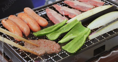 焼肉専用カセットコンロで調理するバーベキュー