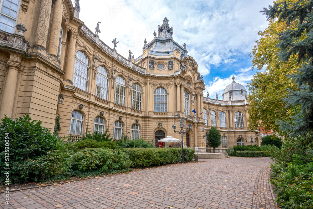 Obraz premium The Museum of Hungarian Agriculture in Budapest, Hungary, showcasing its grand architecture against the clear sky