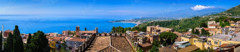 Fototapeta premium A panoramic view of Taormina and Mount Etna