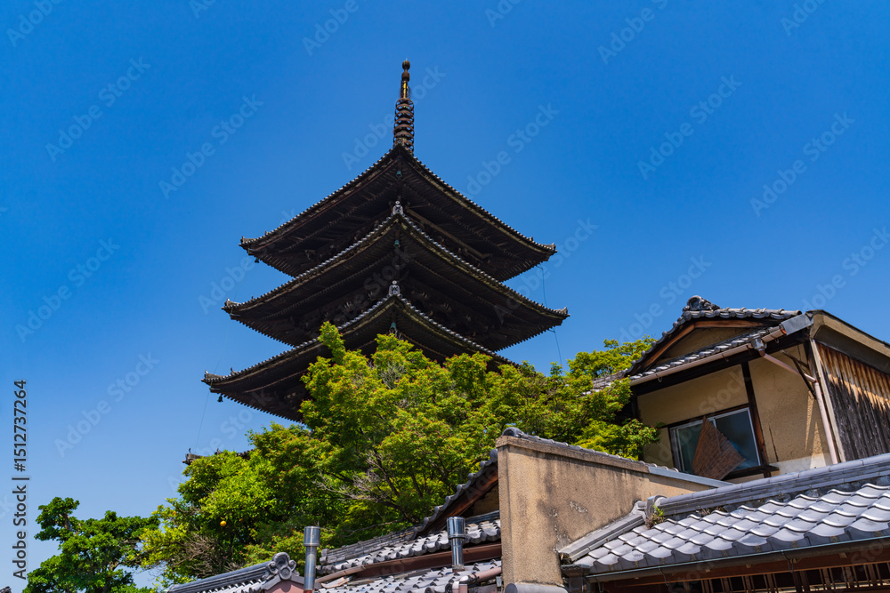 Fototapeta premium Tower of Yasaka, a Buddhist pagoda in Kyoto, Japan