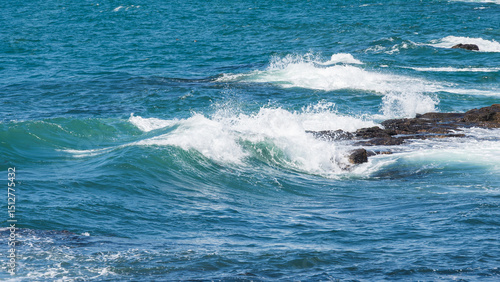 岩礁に打ち寄せる波