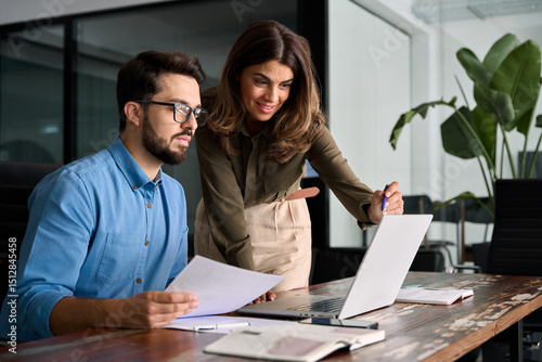 Papier peint Busy business people using laptop talking in office