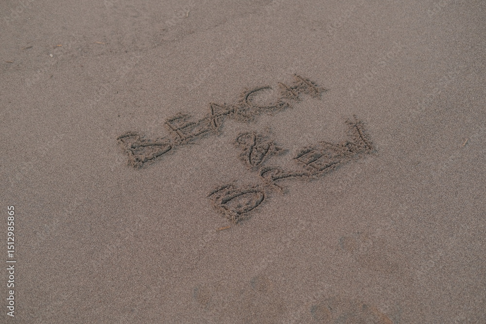 Obraz premium Beach and Brew – Handwritten Message on Volcanic Sand
