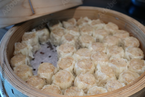 Obraz na plátně Chinese Food, Dim Sum, Shaomai in Bamboo Steamer - 中華料理 飲茶 竹の蒸し器に入った焼売