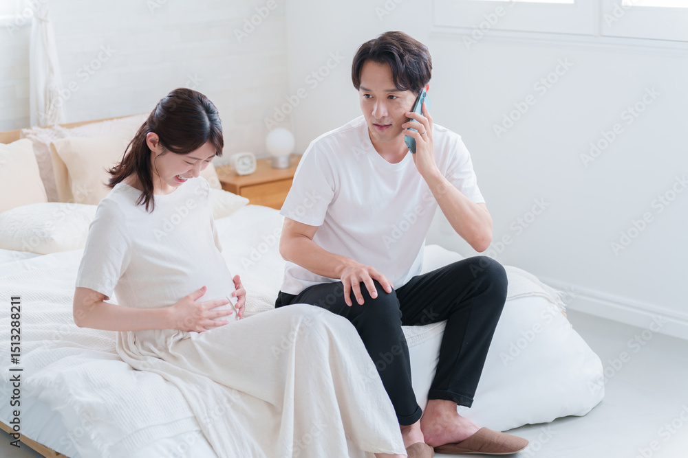 Obraz premium 妻に陣痛がきて産婦人科に電話する夫