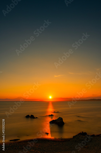  輝く夕日が水平線に沈む葉山森戸海岸の美しい光景　神奈川県