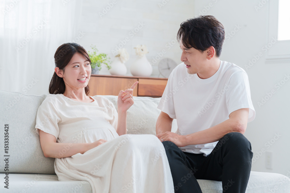 夫婦喧嘩する妊婦の妻と夫 夫婦喧嘩する妊婦の妻と夫