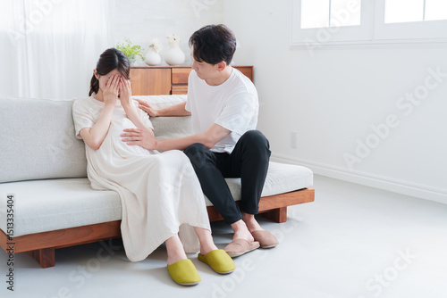 Foto マタニティブルーの妊婦の妻を励ます夫