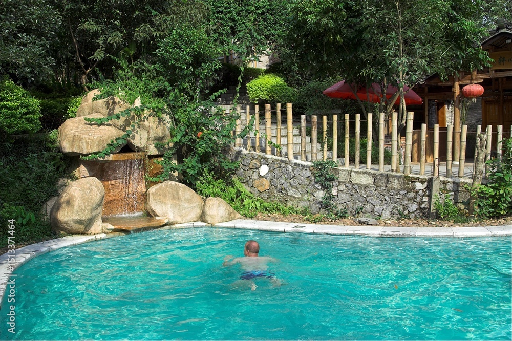 Fototapeta premium Chiny Yangshuo 2010 - pensjonat z niewielkim zewnętrznym basenem; Nowoczesny hotel w tradycyjnym chińskim stylu.