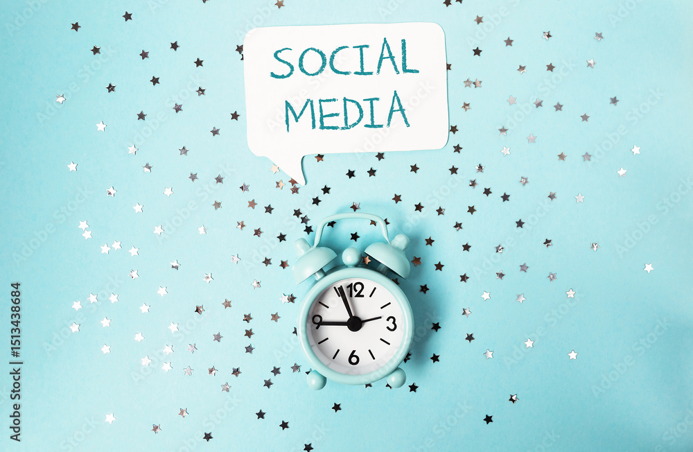 Fototapeta premium Clock with the words social media written above it