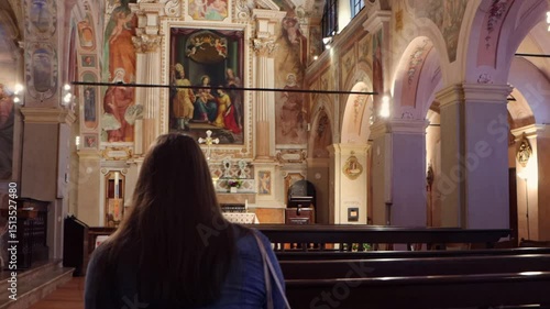 La experiencia de la fe católica se vive desde la confianza en Dios, un Dios al que se ora, confianza y ama.