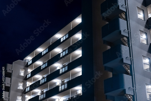 夜の集合住宅の外観