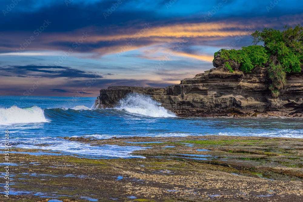 Obraz premium Tanah Lot Temple on the island of Bali known as the island of Gods. Sitting on top of rock island over looking turquoise blue beaches in Bali Indonesia