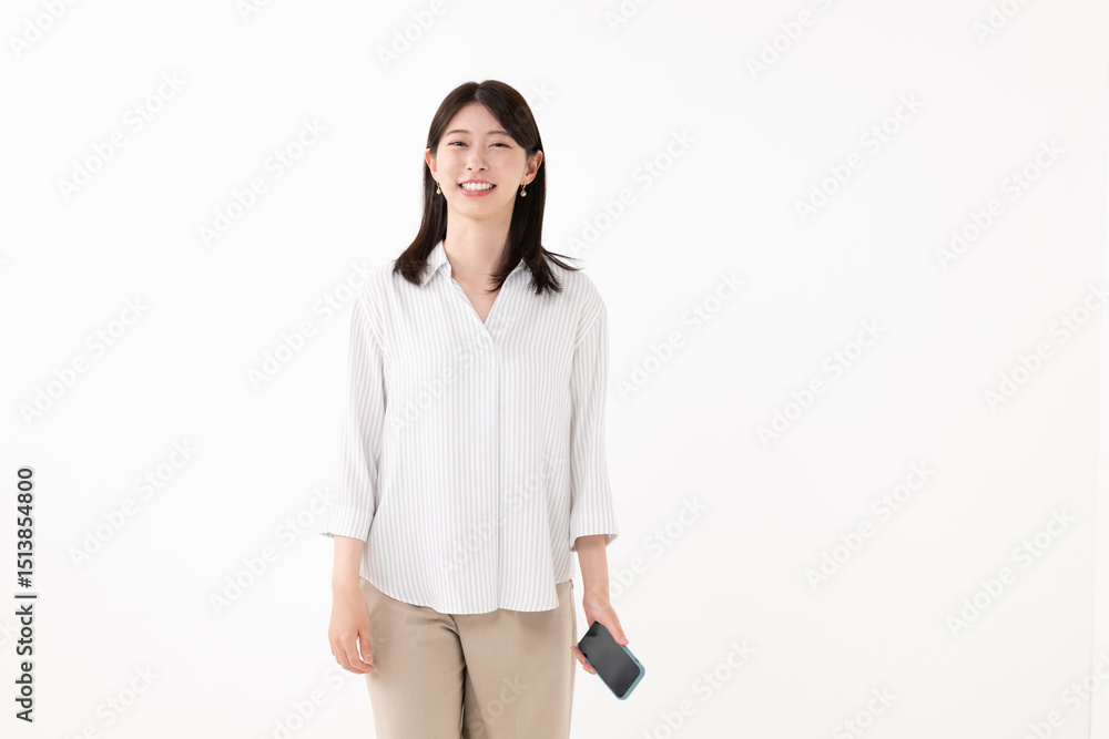 笑顔でスマホを持つ女性 笑顔でスマホを持つ女性