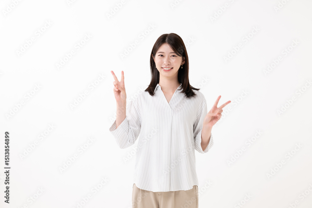 ピースする女性 ピースする女性