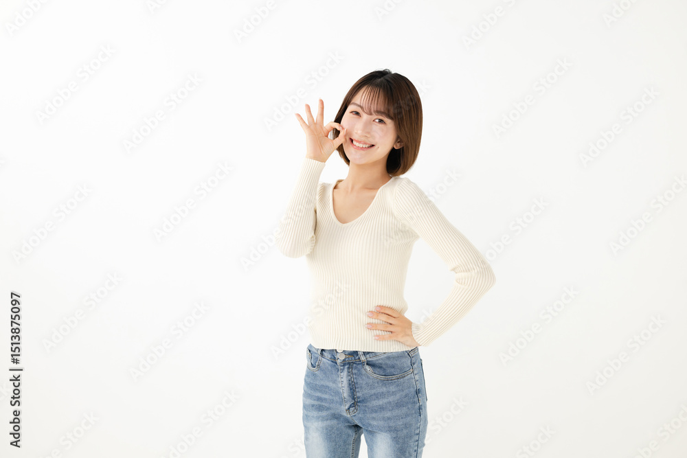 OKポーズをとる女性 OKポーズをとる女性