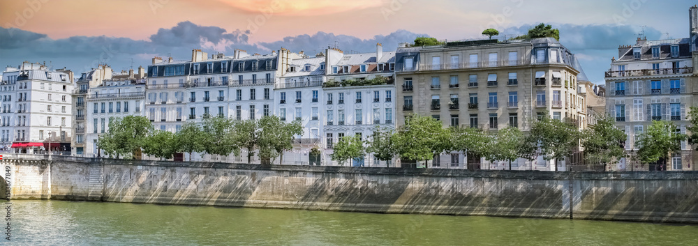 Naklejka premium Paris, ile saint-louis and quai de Bethune, beautiful ancient buildings