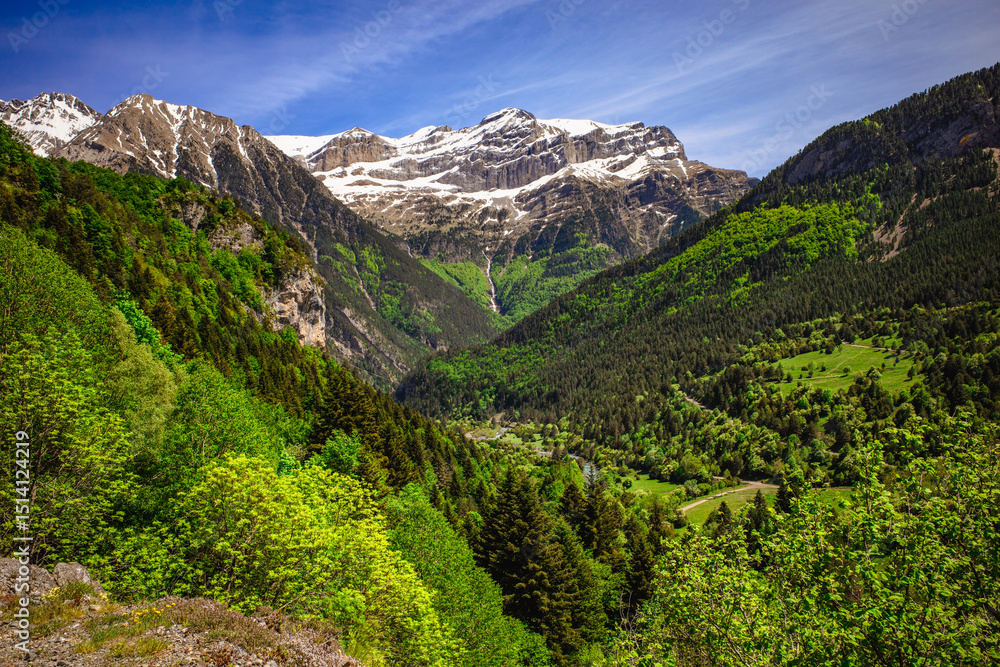 Fototapeta premium Valle de Bujaruelo en el pirineo, Torla, España