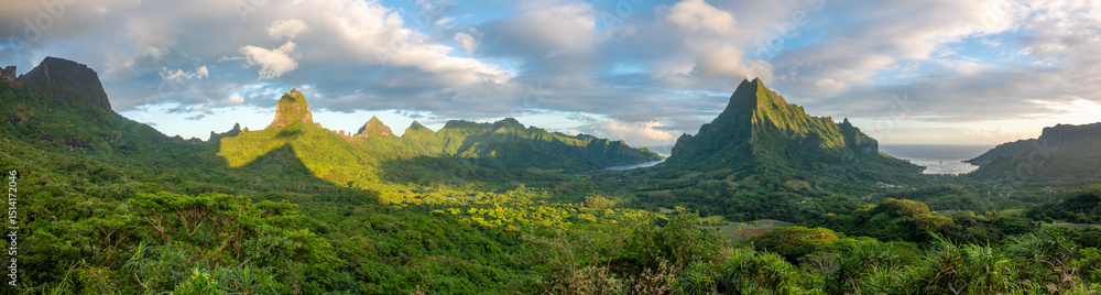 Fototapeta premium Sweeping panoramic views from the end of the trois pinus hiking trail overlooking the Opunohu Valley and Cook and Opunohu Bays, Moʻorea (Moorea) island, French Polynesia.