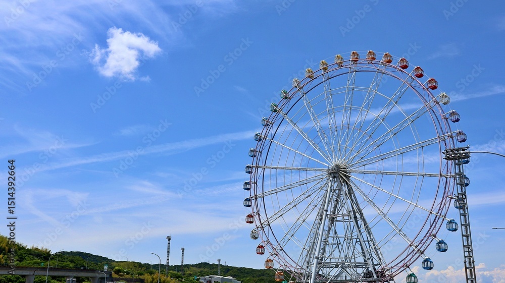 淡路SAの観覧車と夏の青空 淡路SAの観覧車と夏の青空