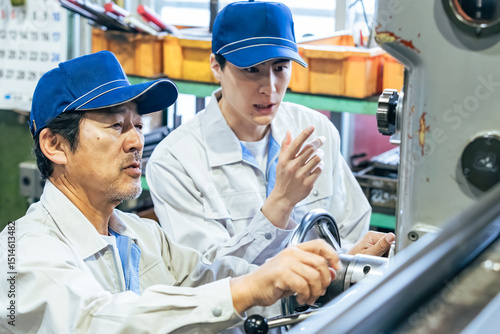 Photos 工場で機械を操作する男性作業員のグループ