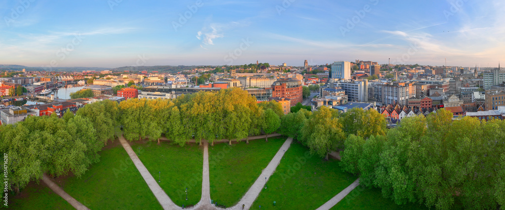 Obraz premium Panoramic aerial image of Bristol cityscape featuring Queen Square at Dawn