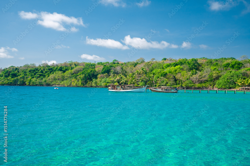 Fototapeta premium Beautiful tropical beach at exotic island with palm trees