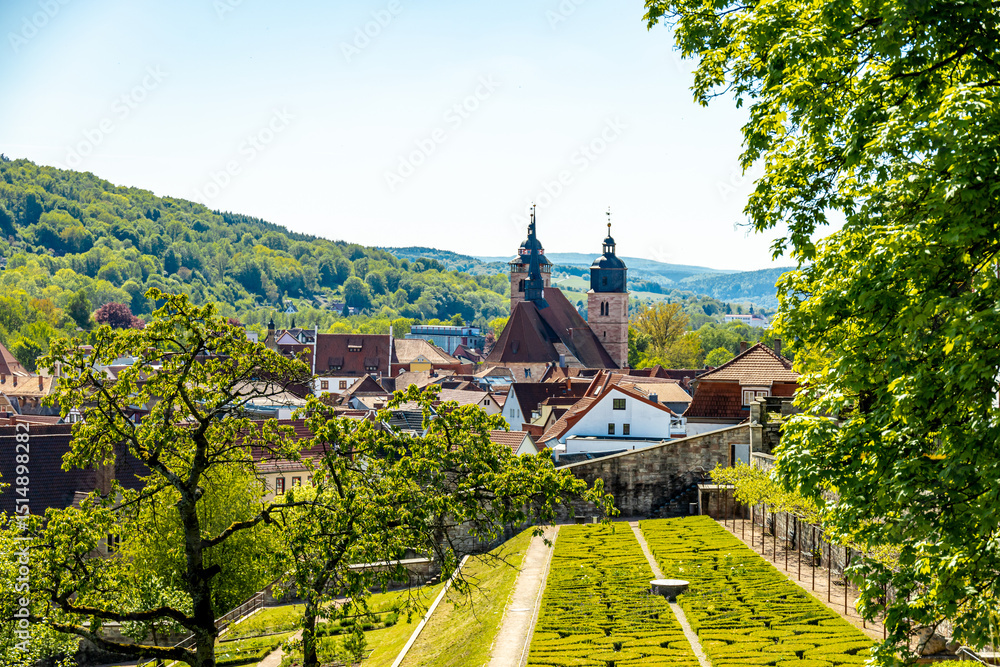 Fototapeta premium Frühsommerliche Wanderung rund um die Fachwerkstadt Schmalkalden am Südwesthang vom Thüringer Wald - Thüringen - Deutschland 