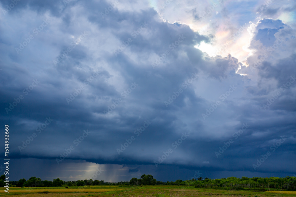 Obraz premium storm clouds over green field