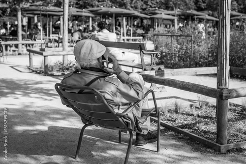 Sur une chaise, au téléphone