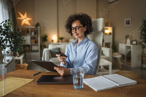 Fotografie woman have contact less payment scan bill on cellphone at home office