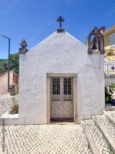 Foto Small white chapel with a bell tower in Portugal