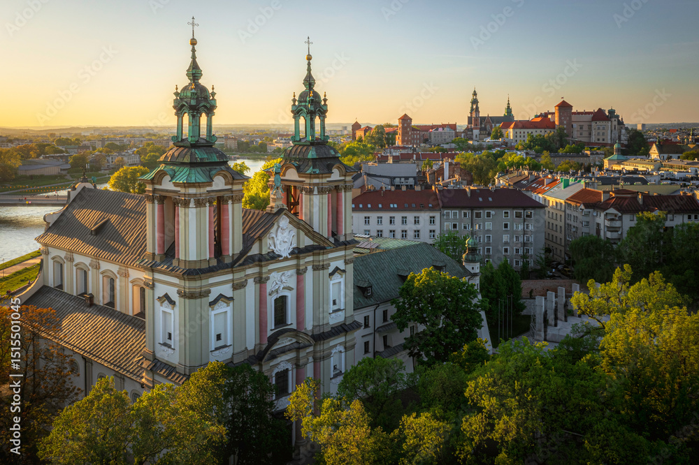 Φωτογραφία Sunset over the Saint Stanislaus church (Skalka) with a view of the Wawel castle, Krakow, Poland
Soft light of sunset during spring