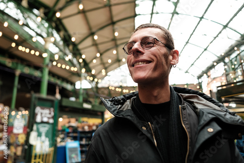 Canvas Print Smiling tourist exploring borough market in london