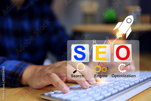 Valokuva SEO search engine optimization concept with programmer working on computer for k