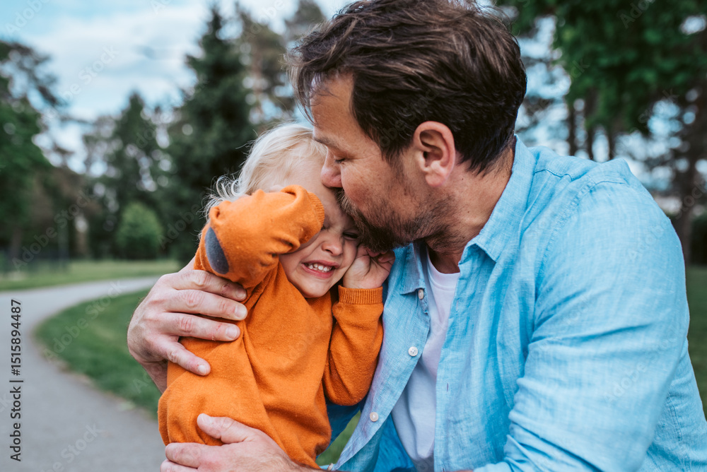 Ταπετσαρία Father comforting young son during emotional moment in park