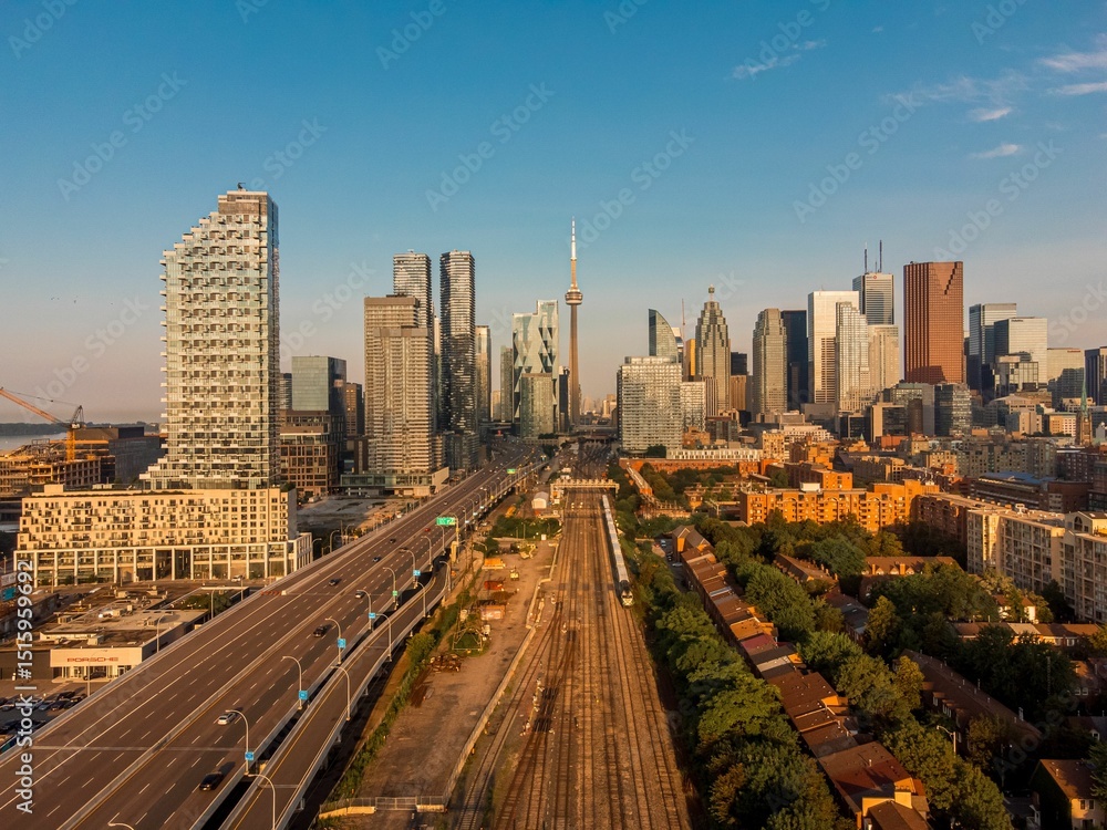 Obraz premium Toronto skyline aerial view at sunset.