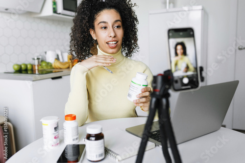 Foto Black female blogger nutritionist recording video tutorial with advice and tips